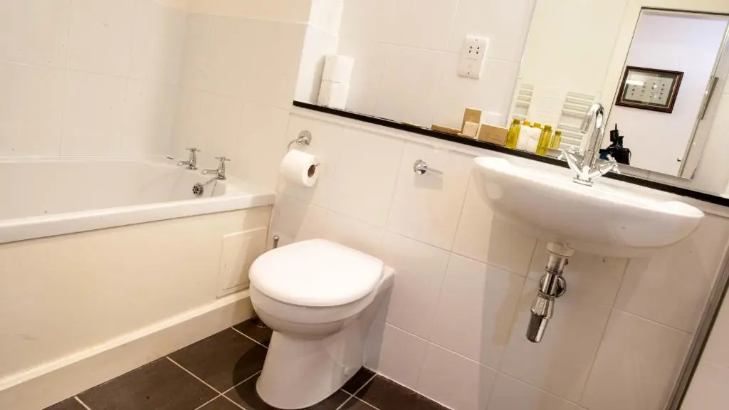 a bathroom with a toilet and a sink and a tub at The Highland Club in Fort Augustus