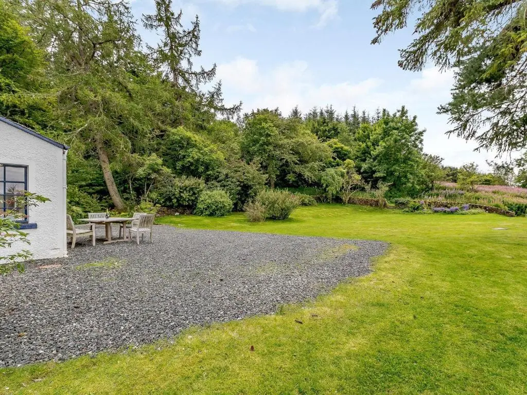 a garden with a table and chairs and a lawn at 5 Bed in Blacklunans CA409 in Cray
