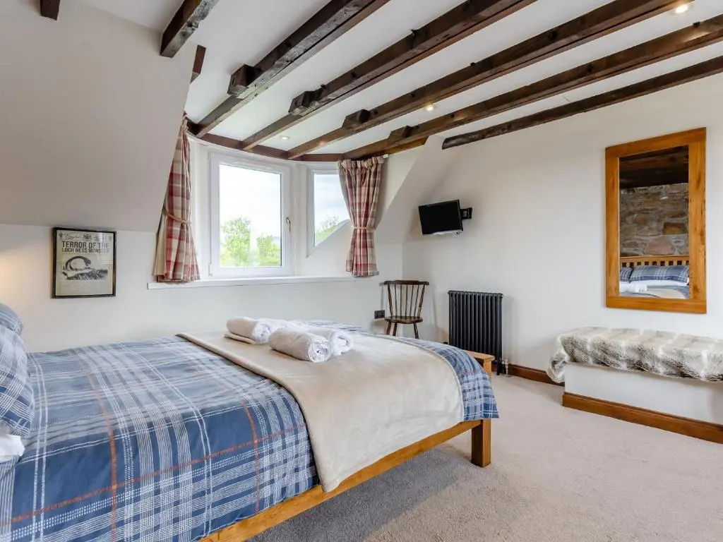 a bedroom with a bed and a window at 2 bed in Loch Ness CA315 in Drumnadrochit