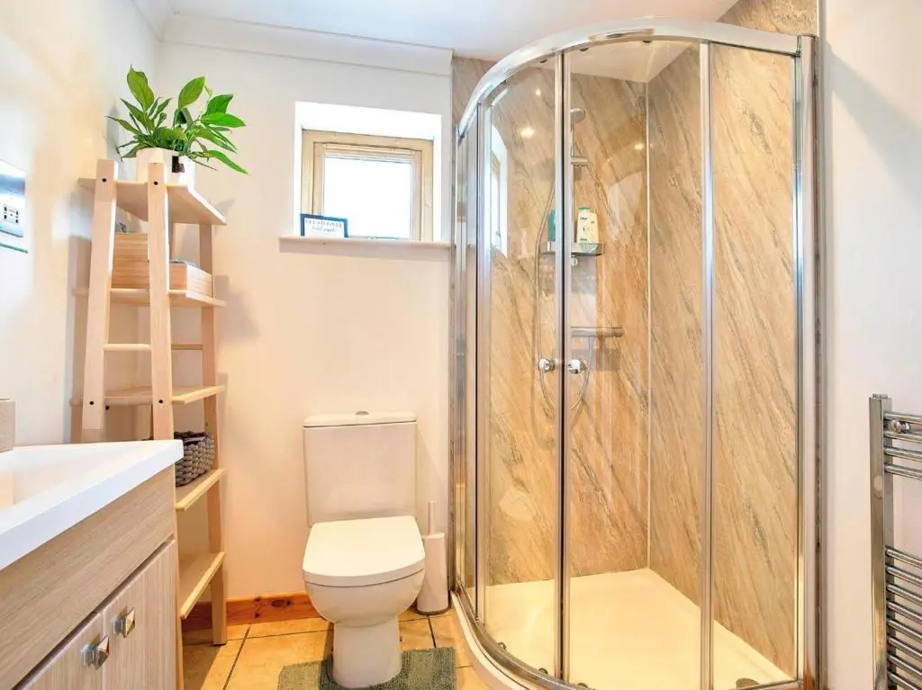 a bathroom with a shower and a toilet at 2 Bed in Ardross oc-ca384 in Stittenham