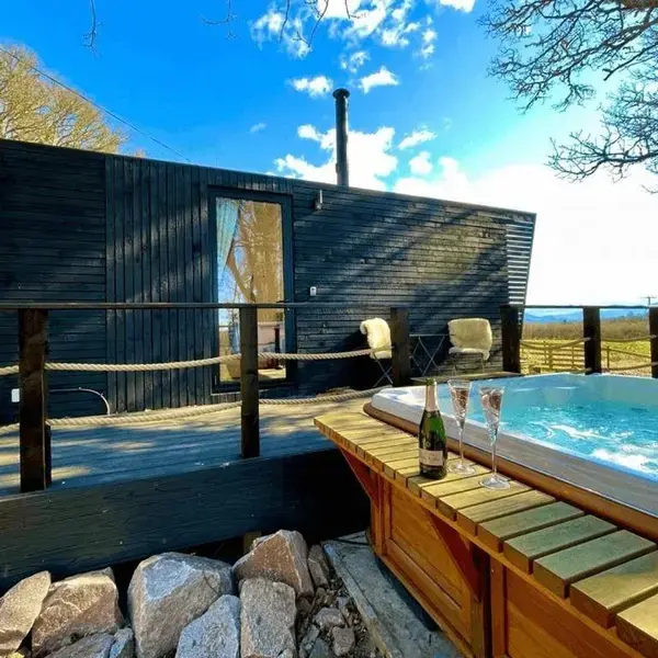 Dog friendly cabin & hot tub and Cairngorm views
