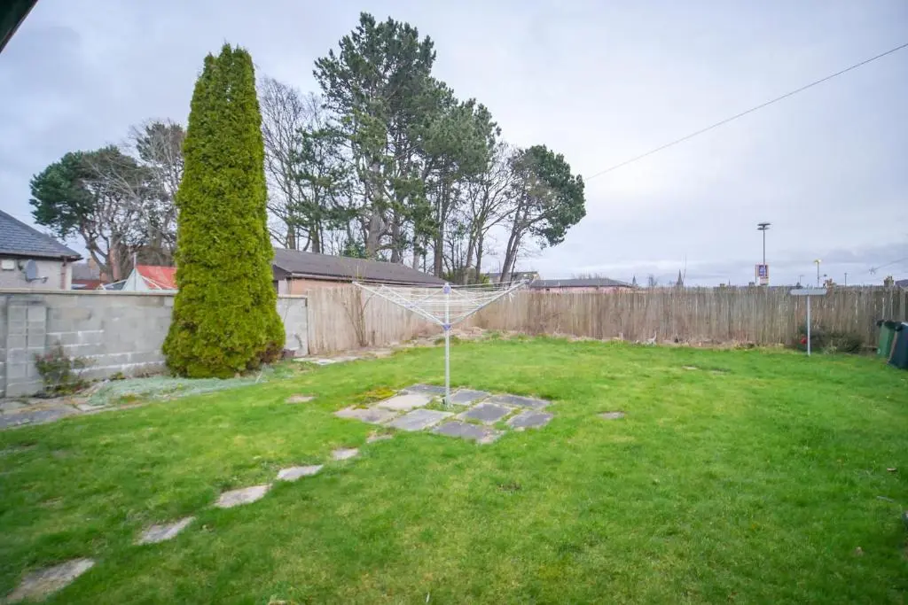 a yard with a net in the grass at Lochlash 3 Bedroom House Inverness in Inverness