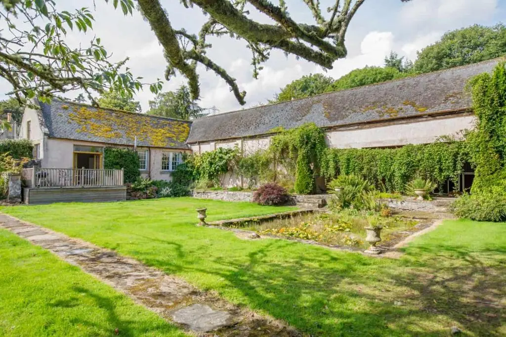 an exterior view of a house with a yard at Little Fyrish in Evanton