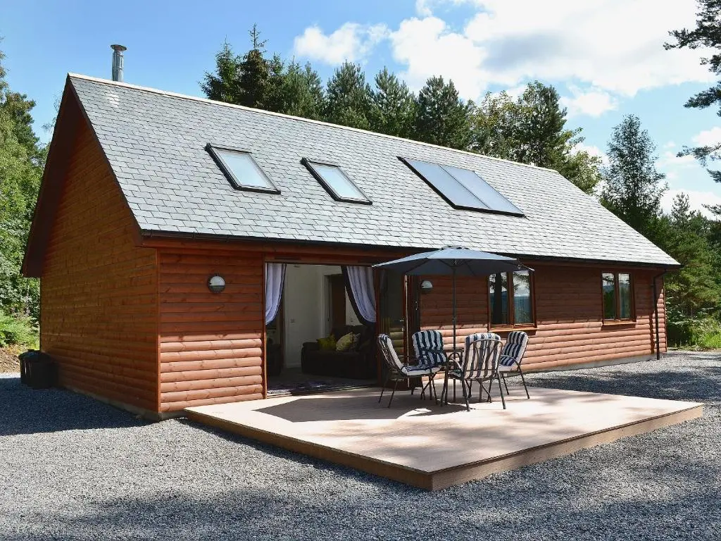 a cabin with a table and chairs in front of it at Mountshade in Finzean