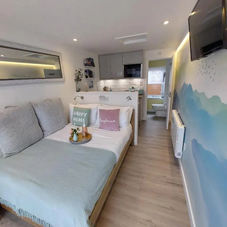 a small room with a bed and a kitchen at The Snug - Cosy Retreat for Two in Inverness