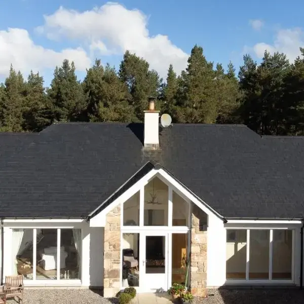The Bellhouse - hot tub lodge in Tomatin