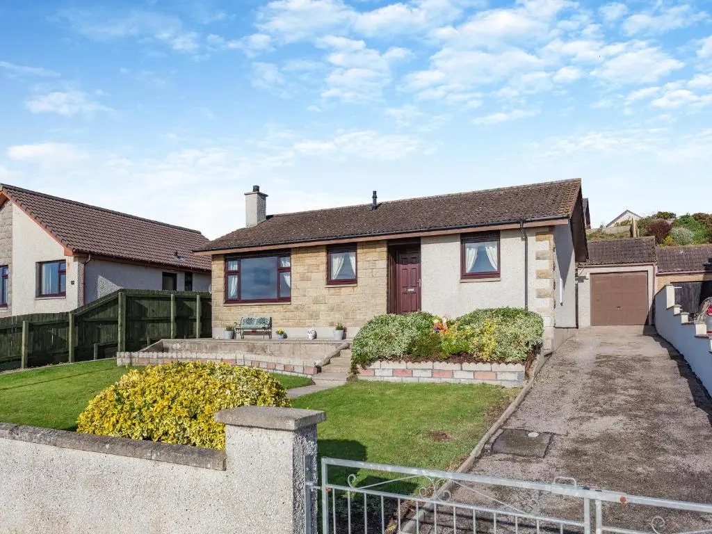 a house with a fence and a yard at Mermaid View in Balintore