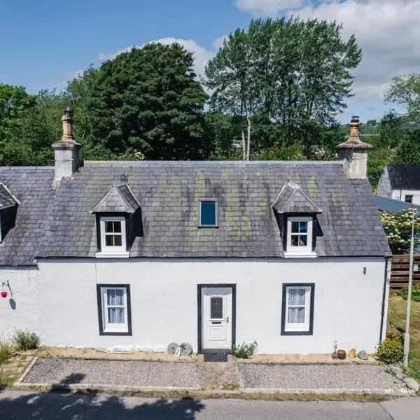 Traditional Highland Cottage Near Loch Ness