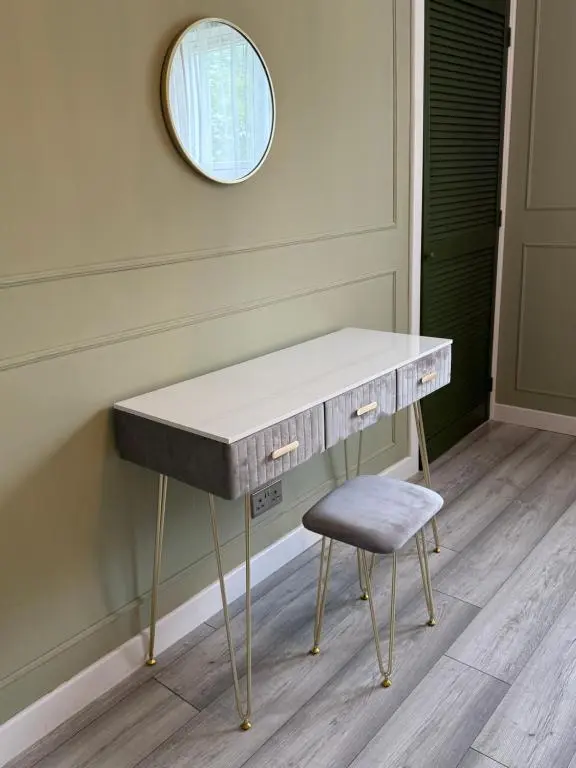 a dressing table with a stool and a mirror at Cosy Laurel Nest Near Loch Ness in Inverness