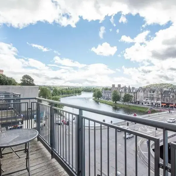 2 Bedroom Riverside Apartment 301-Free Parking