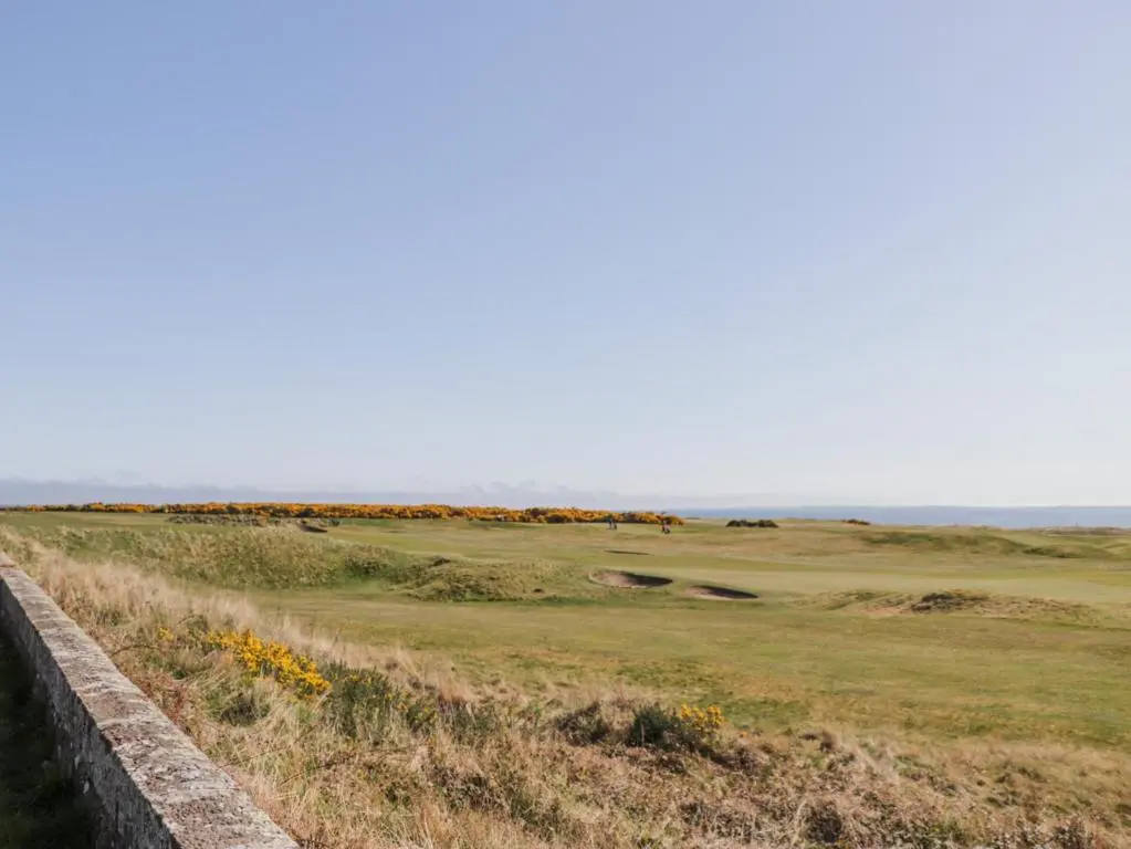 a view of the green at the golf course at Aspen Spa Apartment in Dornoch