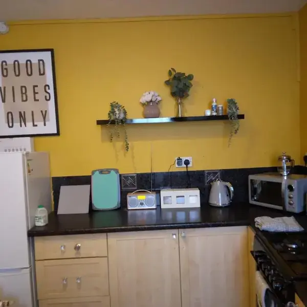 Cosy central 2 bedroom apartment - free parking