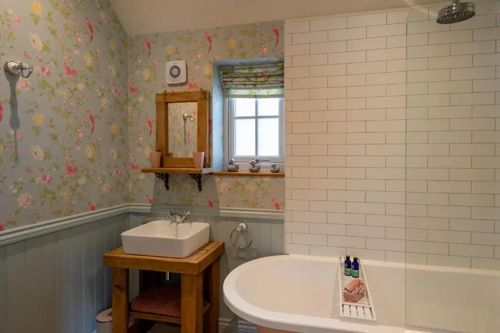a bathroom with a sink and a bath tub at Bridgend Bothy in Drumnadrochit