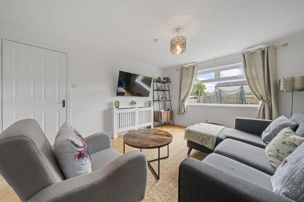 a living room with two couches and a table at Heather 3 Bedroom House - Inverness in Inverness