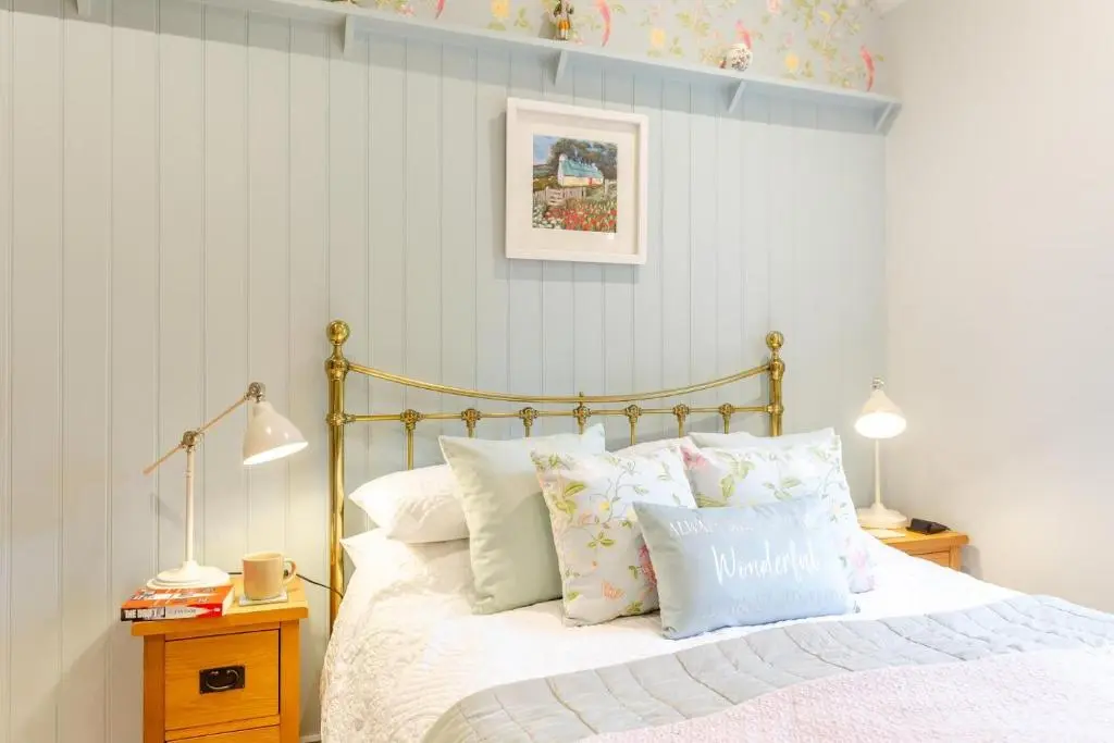 a bedroom with a bed with white sheets and pillows at 1 Bed in Drumnadrochit oc-t32404 in Drumnadrochit