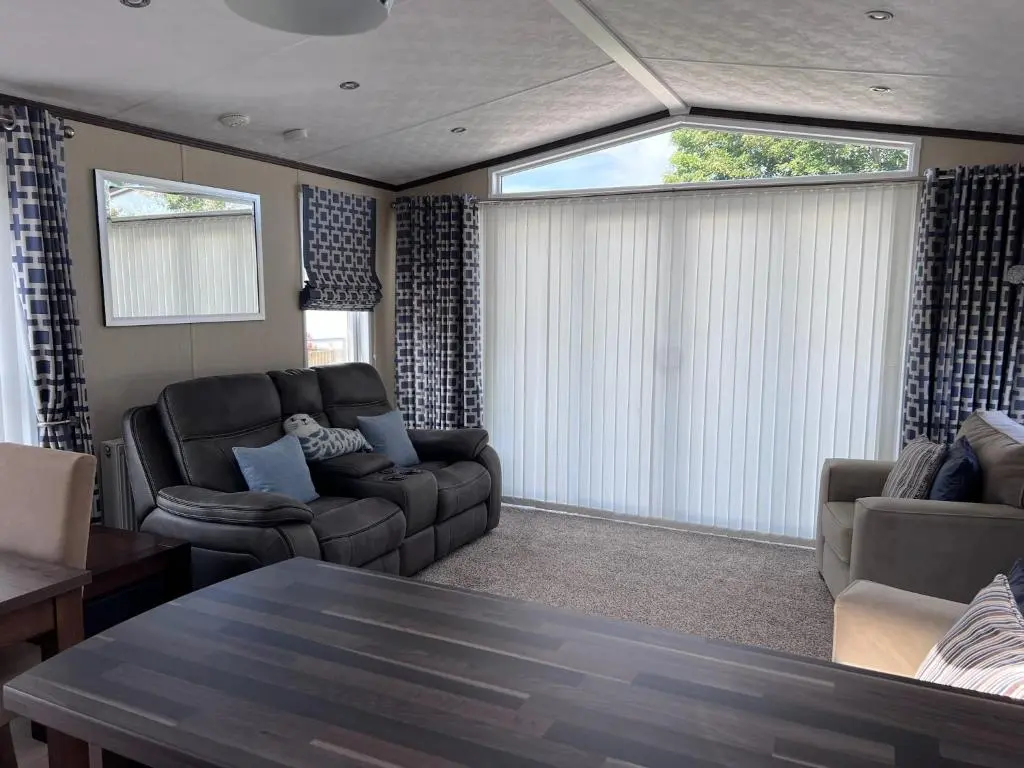 a living room with a couch and a table at Drift Lodge in Tain