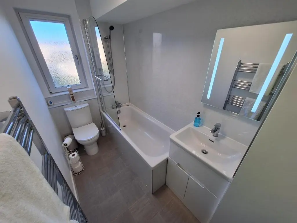 a bathroom with a sink and a tub and a toilet at Spacious Two Bed Close To City Centre!! in Dalneigh