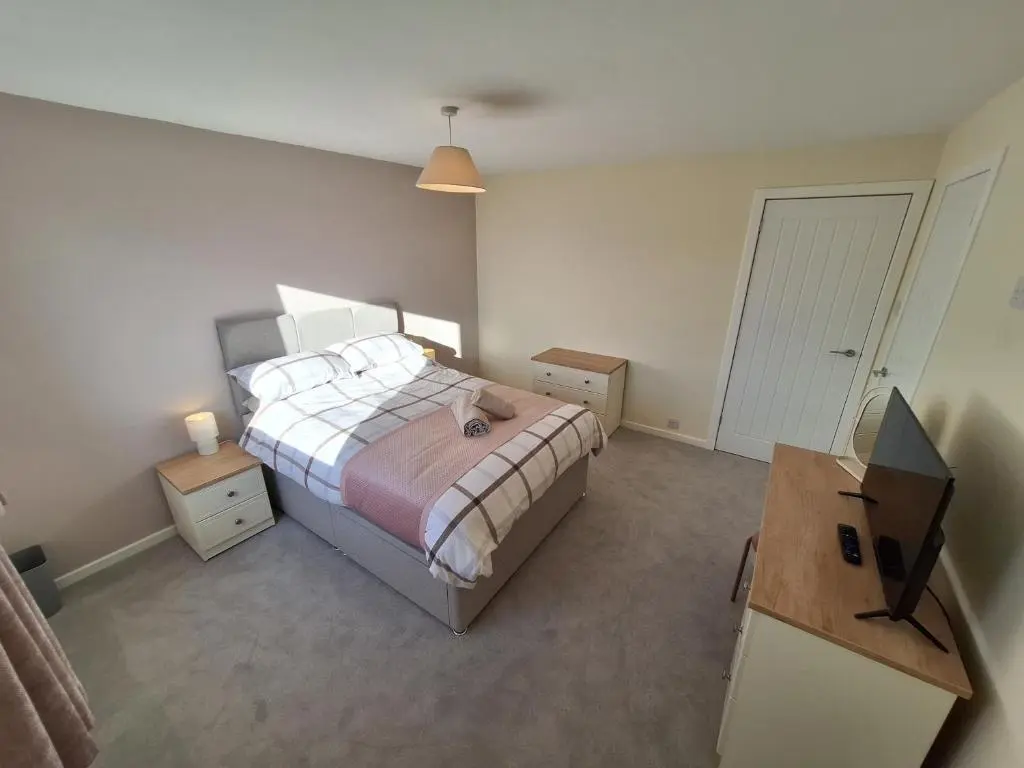 a bedroom with a bed and a television in it at Spacious Two Bed Close To City Centre!! in Dalneigh