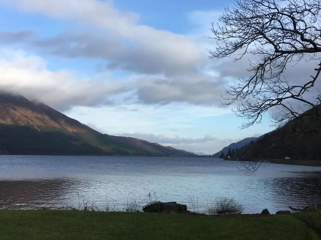 a view of a lake with mountains in the background at Mountain Thyme Lodge in Kilfinnan
