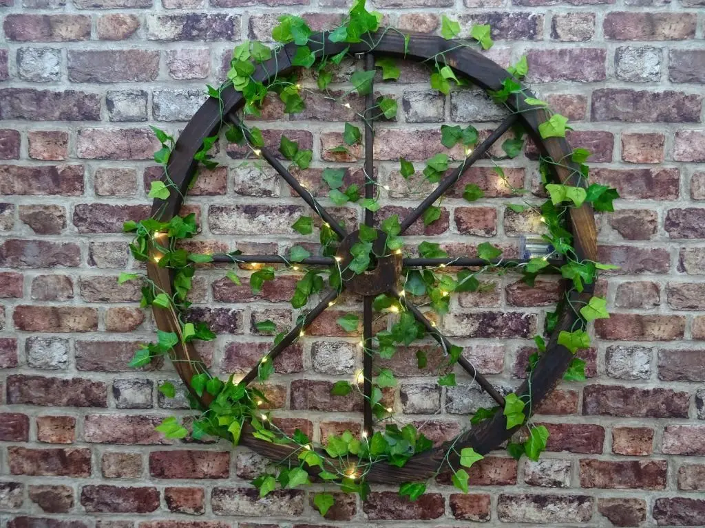 a wreath of ivy on a brick wall with lights at 'Le Studio' in Inverness