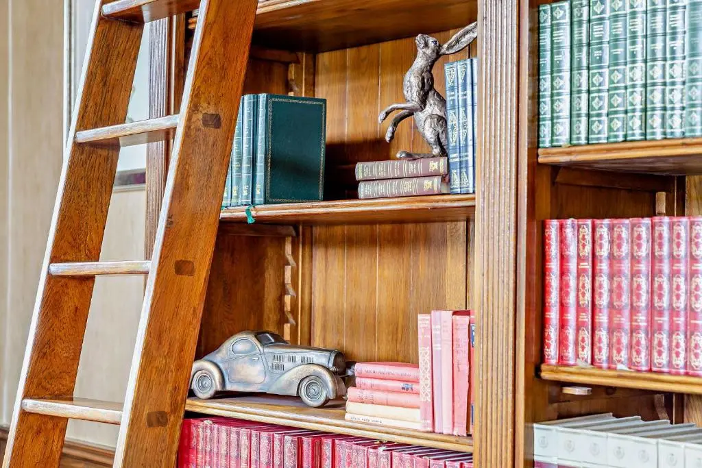 a wooden book shelf with a toy car on it at Muckrach Country House in Skye of Curr