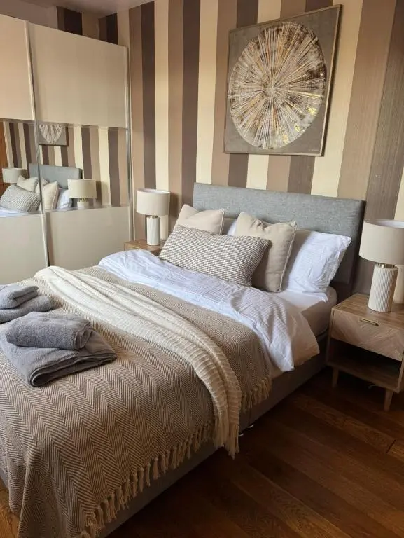 a bedroom with a large bed and two lamps at Aberdeen Home near City in Aberdeen
