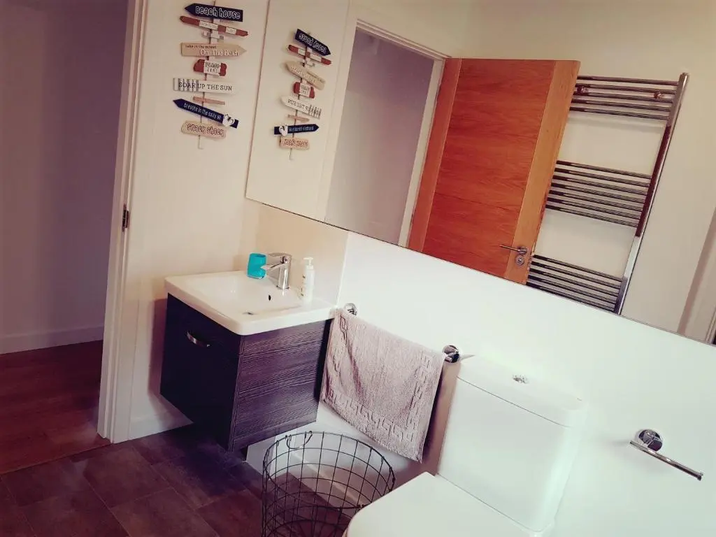 a bathroom with a sink and a mirror at Yvi's 2Bedroom 2Bathroom Apartment in Inverurie
