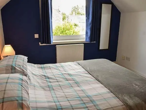 a bedroom with a bed and a window at Cottage Fia in Jamestown