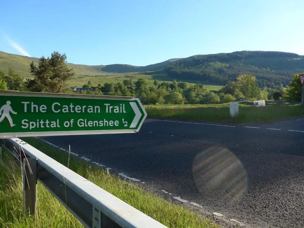 a sign for the caledonian trail spiritual of glensteensteensteen at Gulabin Lodge in Glenshee