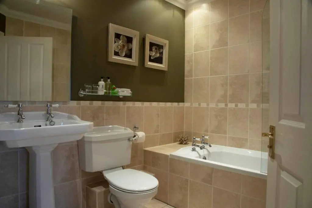 a bathroom with a toilet and a sink and a tub at Loch Ness Lodge in Drumnadrochit