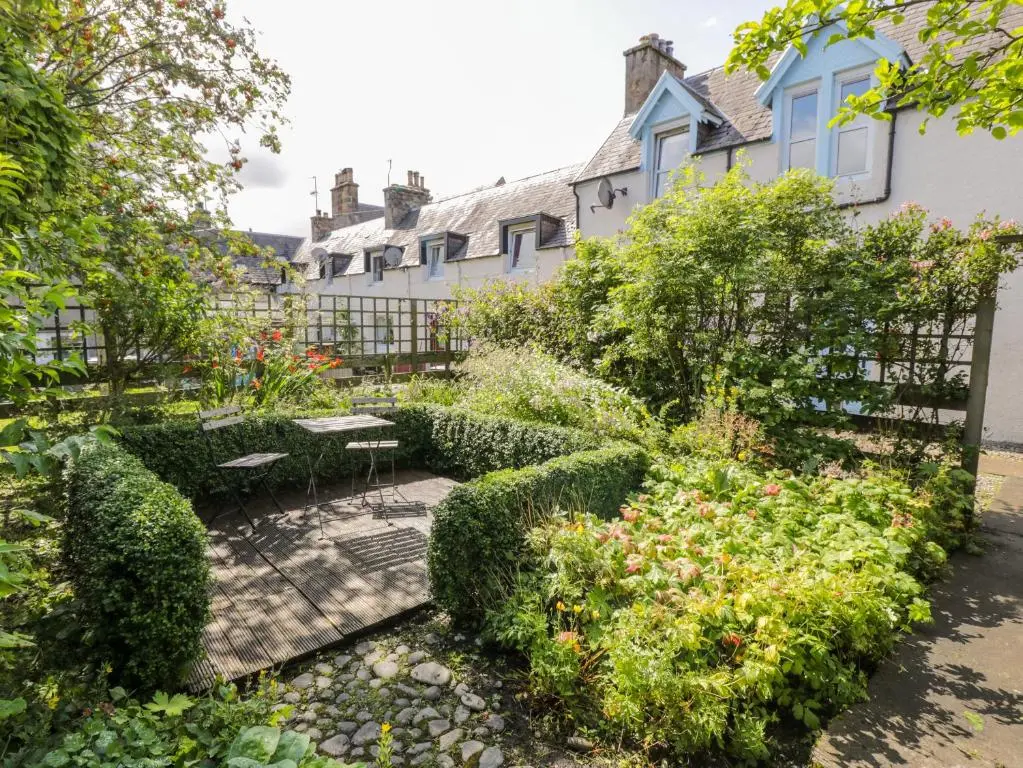 a garden in front of a house at Church View in Kingussie