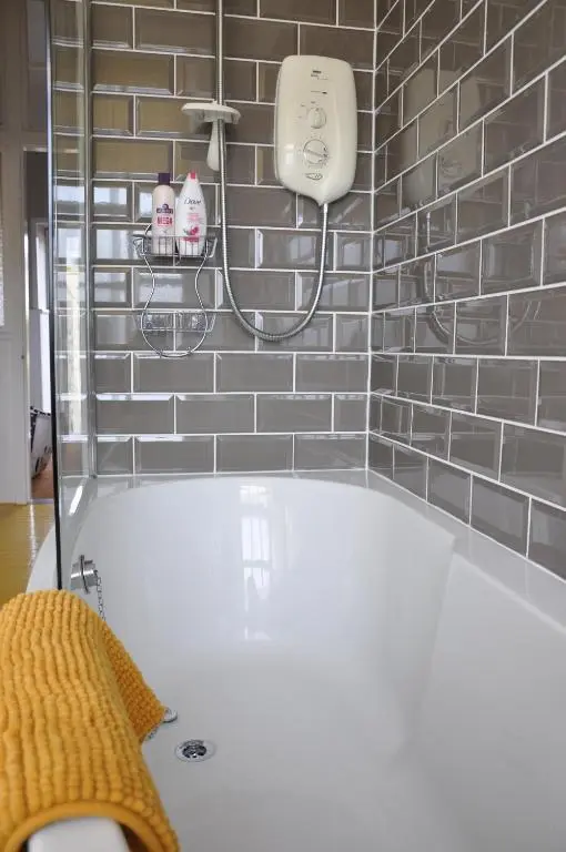 a bathroom with a bath tub with a hair dryer at Emahroo Cullen in Cullen