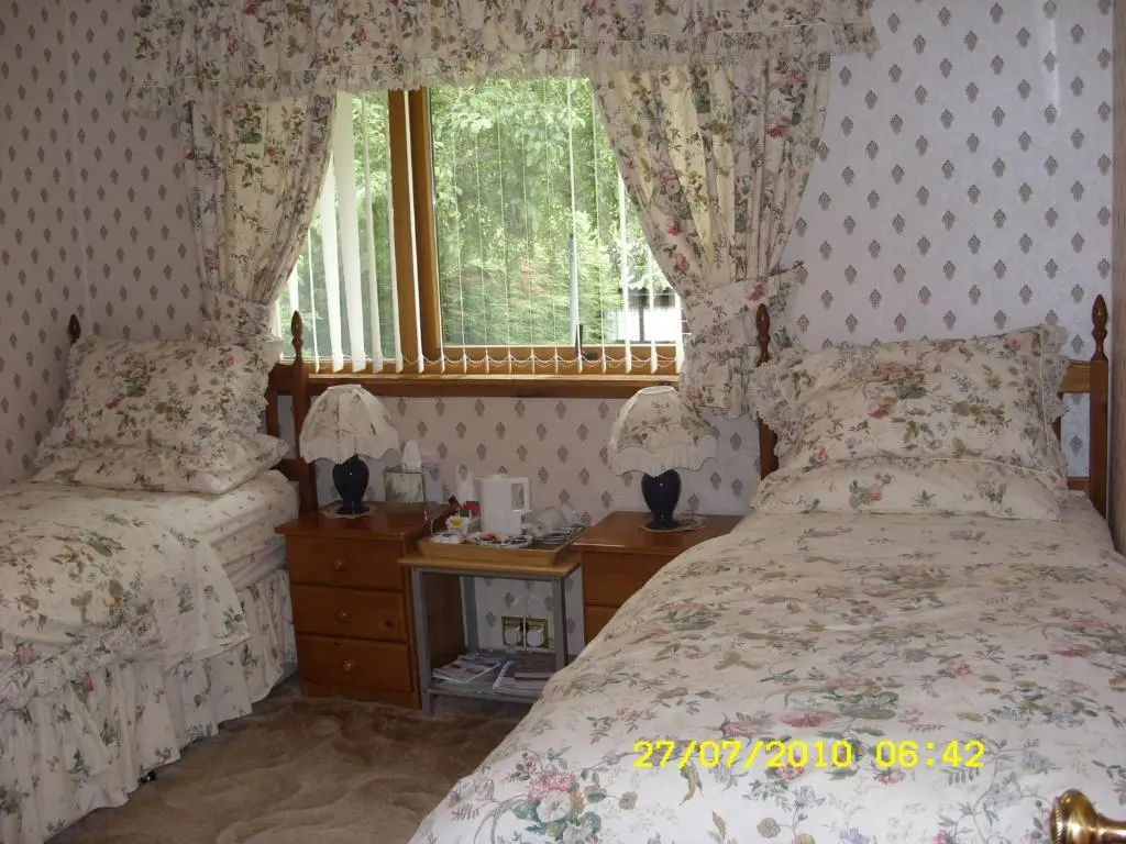 a bedroom with two beds and a window at Seilebost in Lewiston