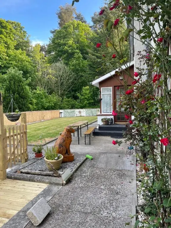 a garden with a statue of a dog in a yard at Charleston Apartment One Bedroom sleeping 2 in Inverness