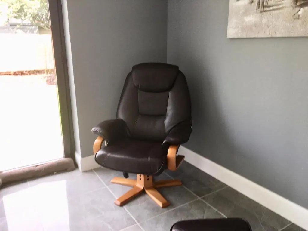 a black leather reclining chair in a room at Culduthel Cottage in Inverness