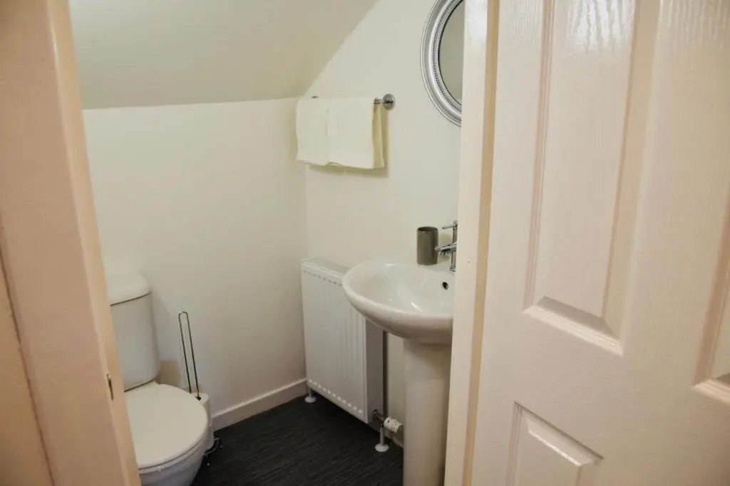 a small bathroom with a toilet and a sink at Balintombuie in Dalchreichart