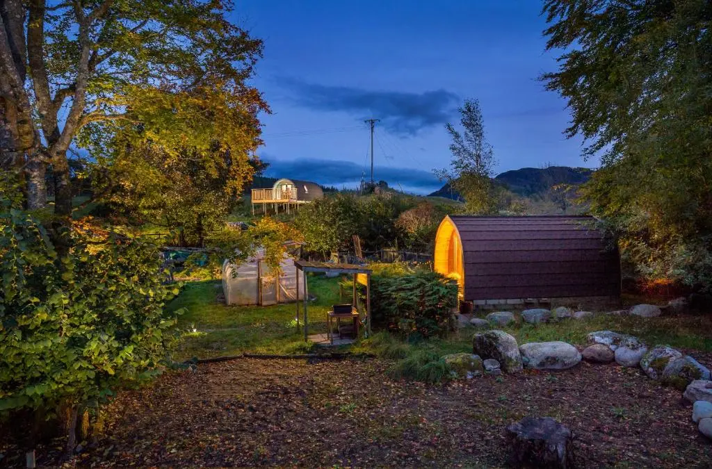 a backyard with a shed and a garden at Wee Wilds in Newtonmore