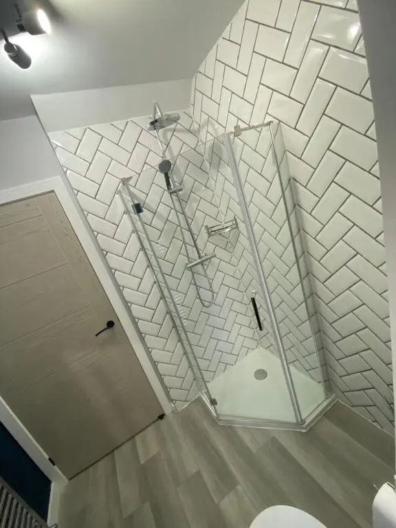 a bathroom with white tiles on the ceiling at Town centre 3 bed luxury apartment in Wick