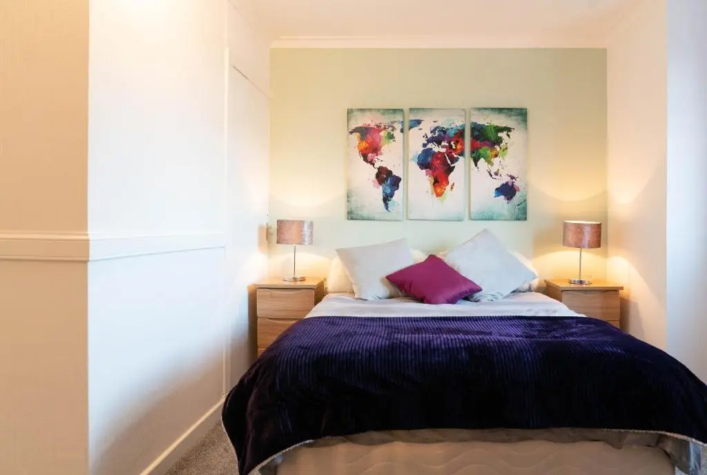 a bedroom with a bed with two lamps at Dunedin House -Contractors - Business Travellers in Huntly