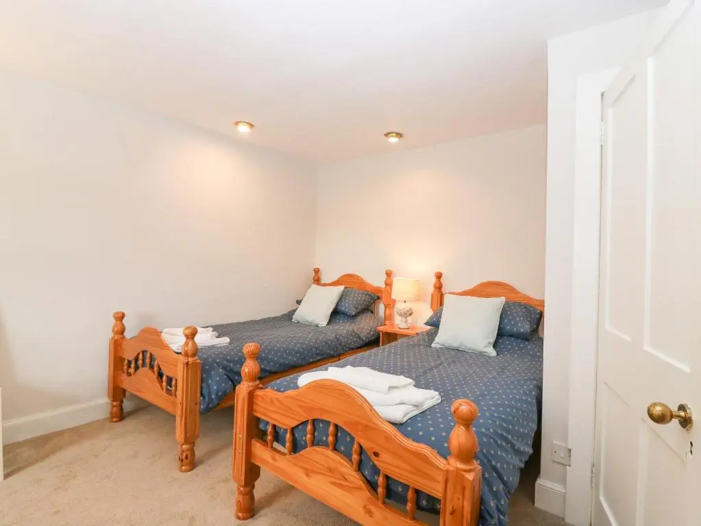 a bedroom with two twin beds in a room at Garden Cottage in Elgin