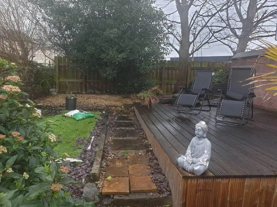 a garden with aitatingitatingitatingitatingitatingitatingitatingitatingitatingitatingitatingitating at Clava Cottage City Centre in Inverness