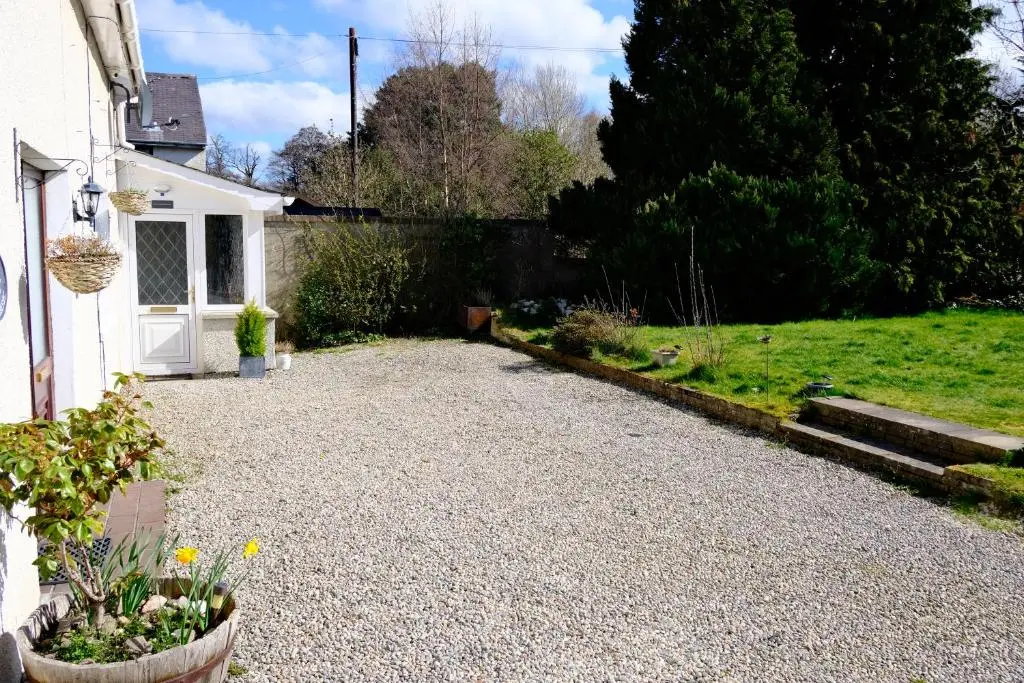 a gravel driveway in front of a house at Lovely 1-bedroom apartment with free parking in Inverness