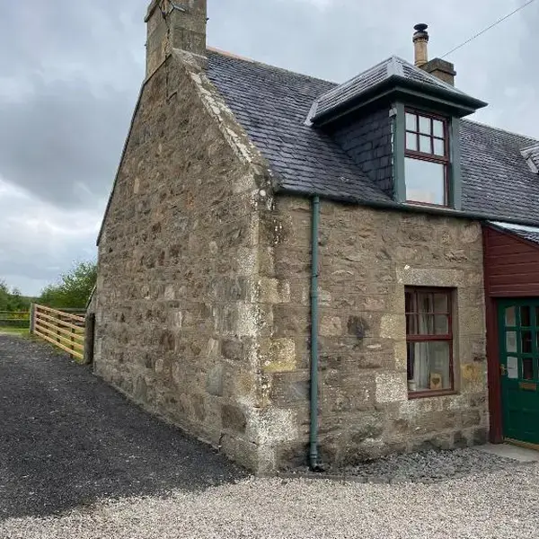 Quirky Highland Cottage with Stunning Views