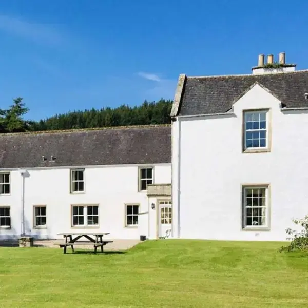 Garbity Farmhouse - beautiful 6-bedroom Farmhouse with open fires