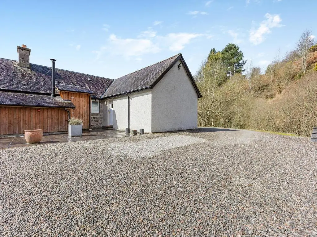 an image of a house with a driveway at Allt Bronach - Ukc5763 in Laggan