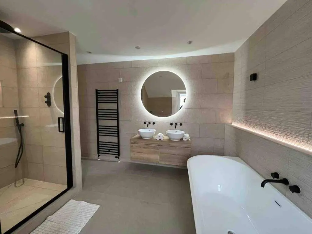 a bathroom with two sinks and a tub and a mirror at Ashley House Contemporary 4 Bedroom Stay for 13 in Inverness
