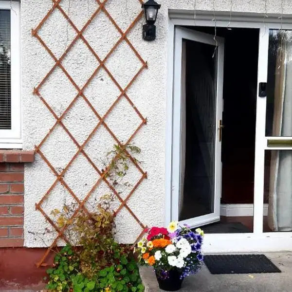 1 Bed Flat - Sleeps 4 - Garden - Parking - Wifi