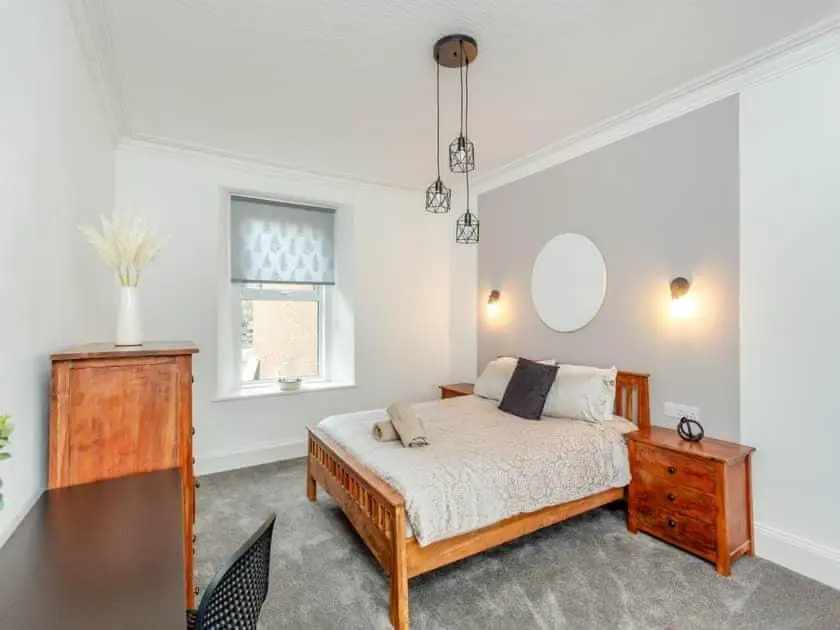 a bedroom with a bed and a table and a desk at LANGLEY LODGE 7 Double Bedrooms with SMART TVs, 6 Bathrooms, Fully Equipped Kitchen, Ample PARKING, Wifi, dishwasher, Garden, GREAT CENTRAL LOCATION Ideal for BUSINESS and TRADES TEAMS For Long Stays contact Langley Cottages & Serviced Apartments in Wick