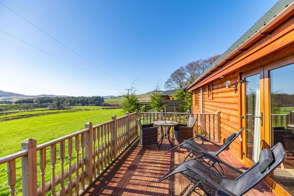 a deck with chairs and a table on a house at Wildcat Lodge in Cray