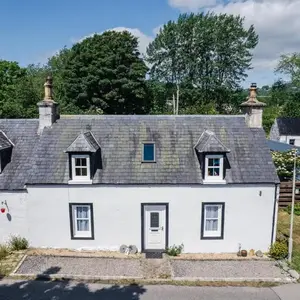 Traditional Highland Cottage Near Loch Ness